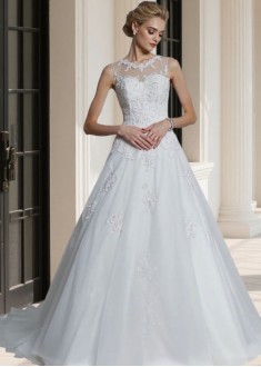 Tulle Scoop Neck Sleeveless Beach Wedding Ball Gown With Applique and Court Train
