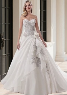 Elegant Sweetheart Organza A-Line Wedding Dress with Dropped Waist