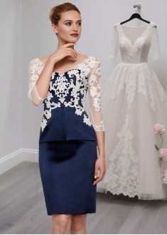 V-Neck Knee-Length Mother of the Bride Dress with 3/4 Sleeves and Applique